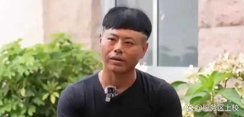 山东威海，一家三口去海边玩，父子俩不慎被海浪卷走，母亲急得大喊：“有人会游泳吗？