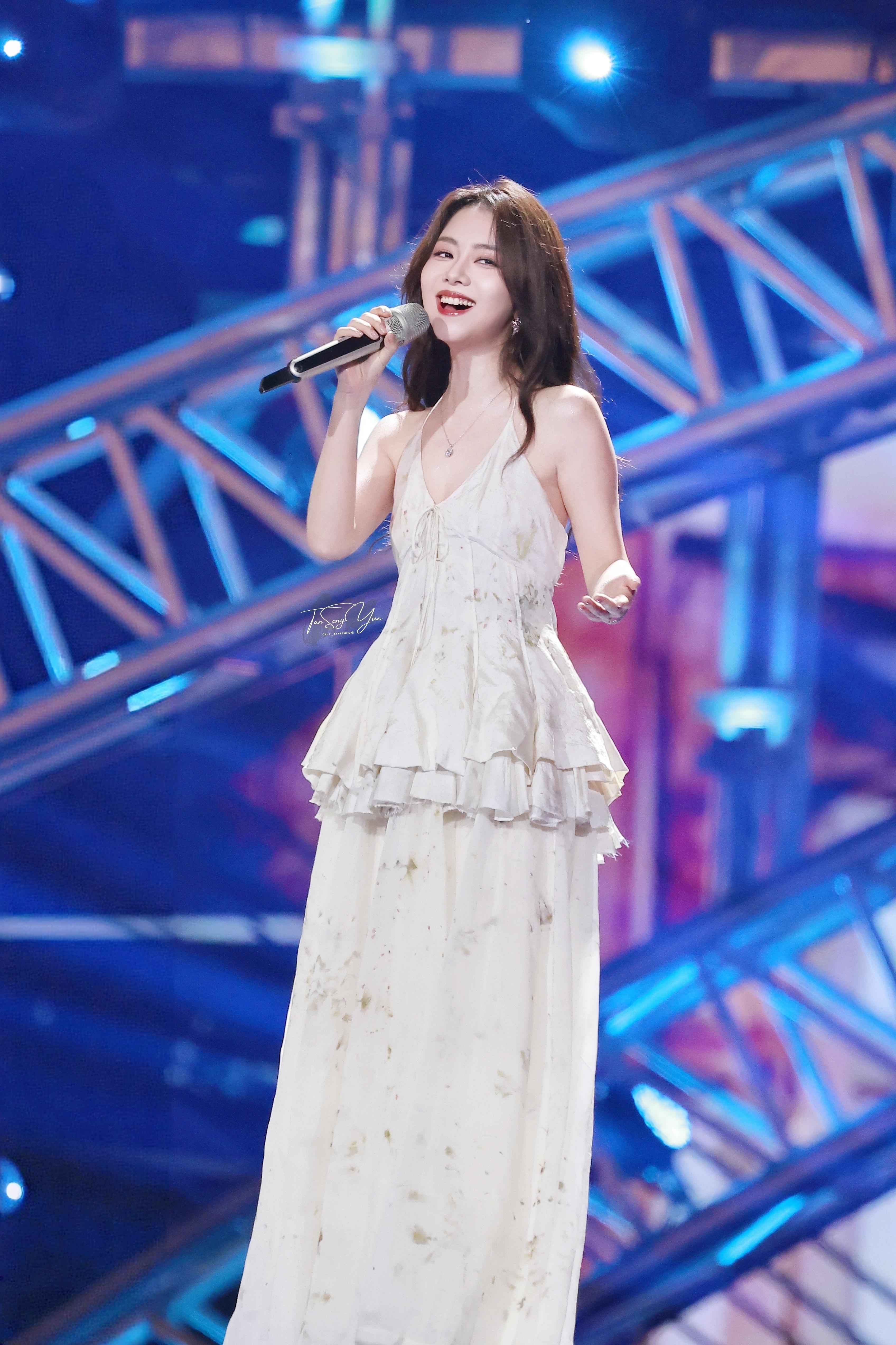 谭松韵湖南卫视断层第一谭松韵和Lala合唱不是安全走音轨，而是真唱稳住，全程气息
