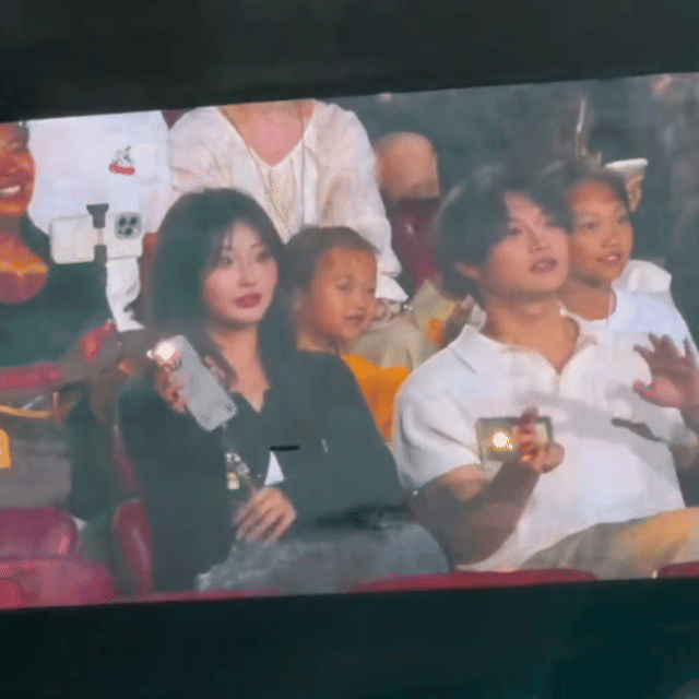 演唱会上经典一幕再现，一时分不清她是个串，还是真的了。