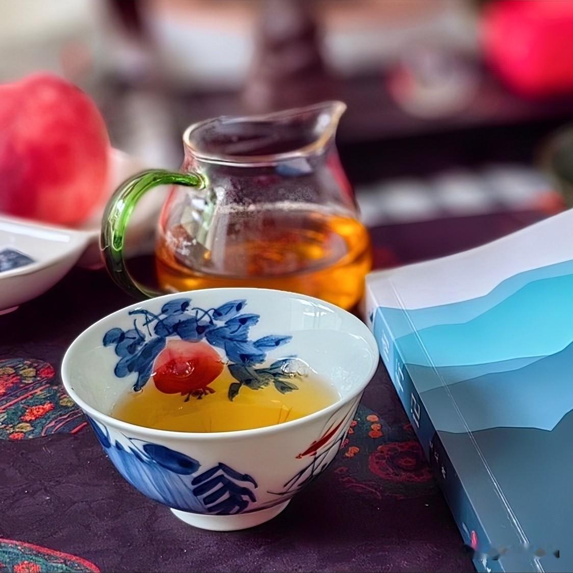 喝茶的最高境界,究竟是什么?

没人不累。成年人的世界，谁不是肩扛手提，各自有各