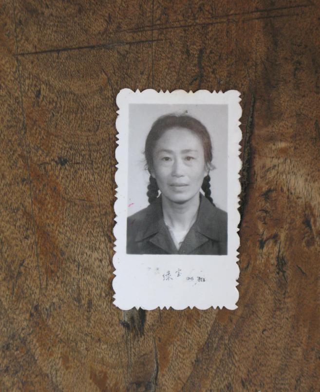 1973年，女知青黄丽萍带农村丈夫回宁波父母家。丈夫看到墙上的照片大吃一惊。当得