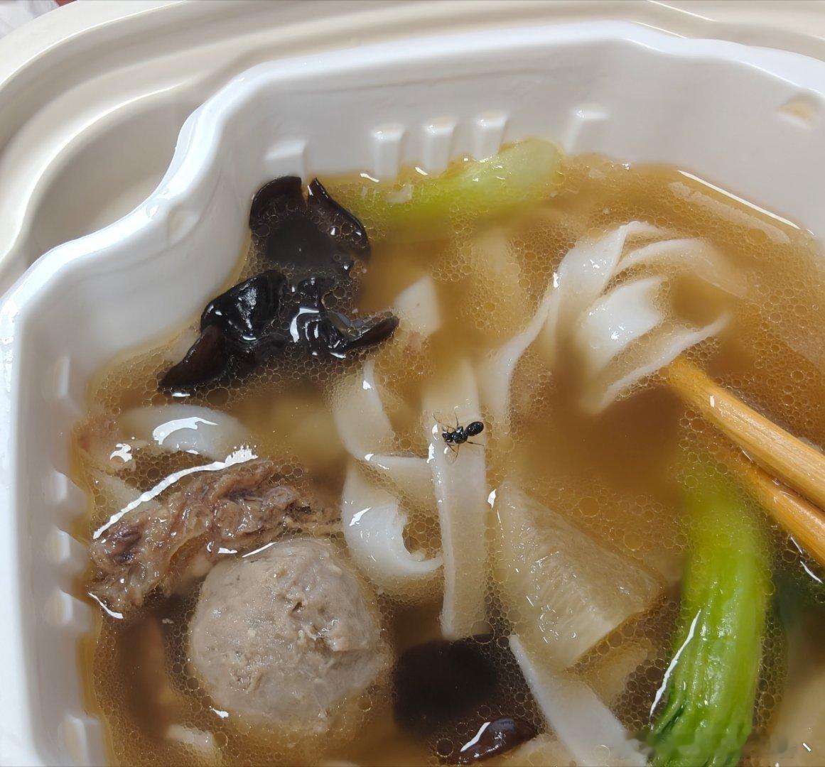 吃一半飘了个虫上来 非常难受 