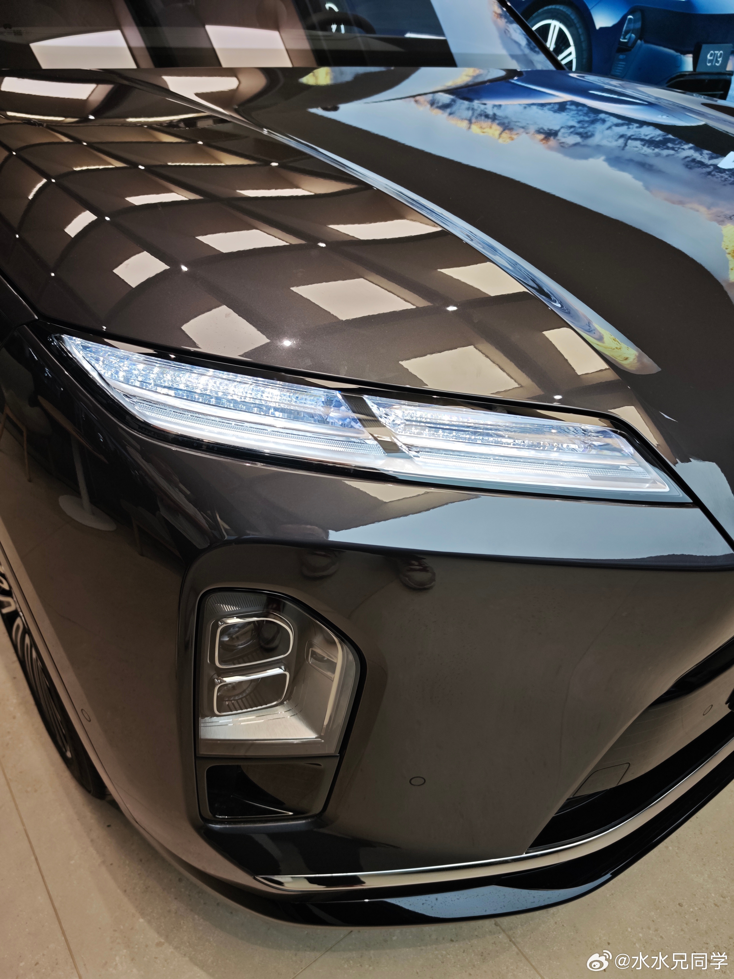 这个是es8的晶钻日行灯，去年我在第一眼看到这个日行灯的时候，甚至觉得有点浮夸。