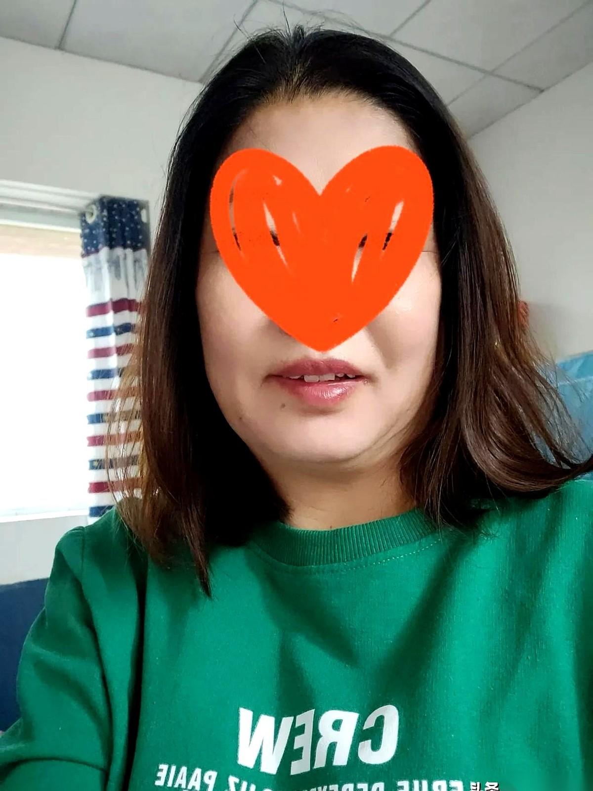 我老公总跟人说，娶了我，是他捡到宝了。
我听了就想笑。
宝？一个连电动车都不会骑