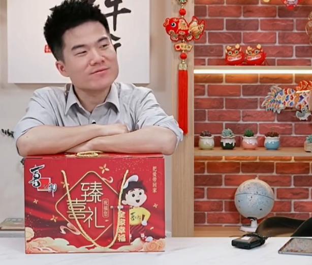 笑晕了，董宇辉回西安录了两天节目，回到了家乡就跟大家商量想要提前放假，可是大家却