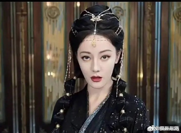 迪丽热巴是怎么做到越来越油的迪丽热巴演技真的很油，加上她那大大的五官，真的很难看