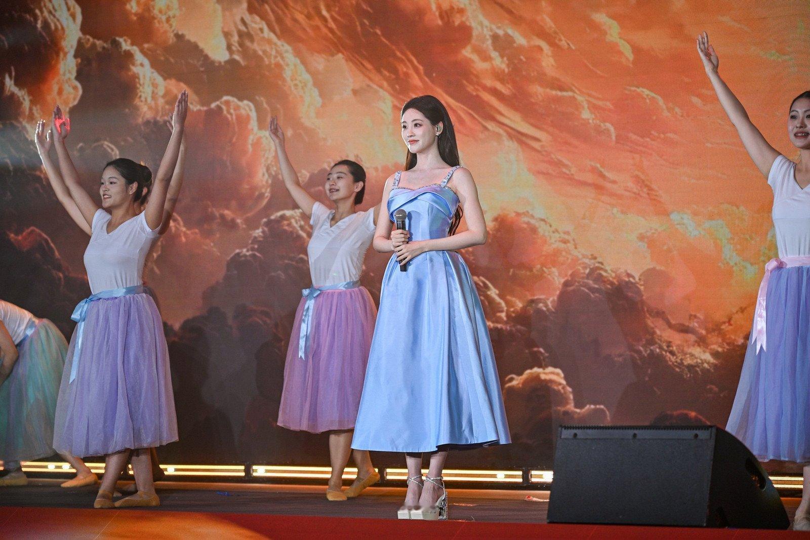 青年演员祝绪丹也来天津上“思政课”了，现场为大家献唱一曲，人是长得真漂亮啊