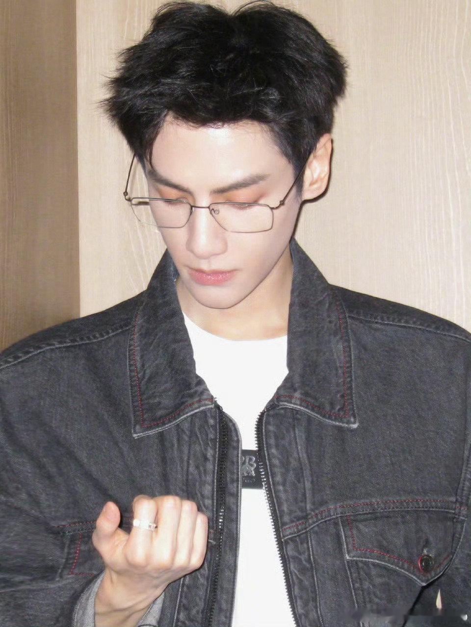 剥茧没有一帧废镜头 追凶不靠嘴，画面自己会推理。这种用镜头讲故事的能力，Resp