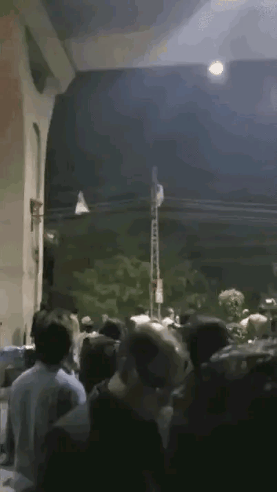 印度男子喝醉躺在万伏高压线上睡觉有什么好怕的？上次北方邦一名男子爬铁塔去“修”高