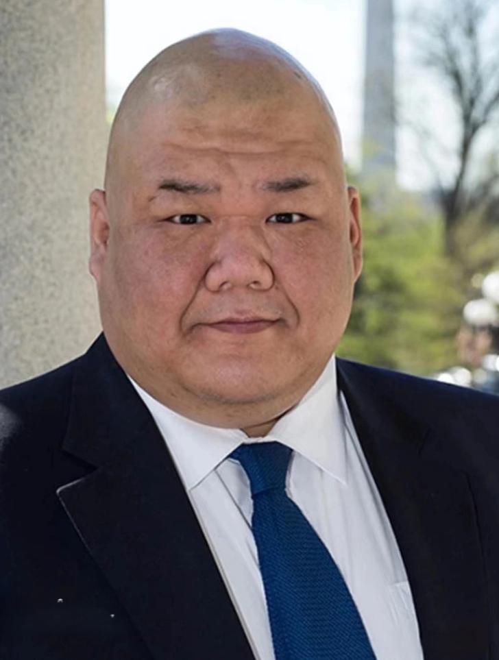 张振熙，肥头大耳，一脸恶相。他不但是白宫通讯总监，而且是特朗普的总统助理。能混到
