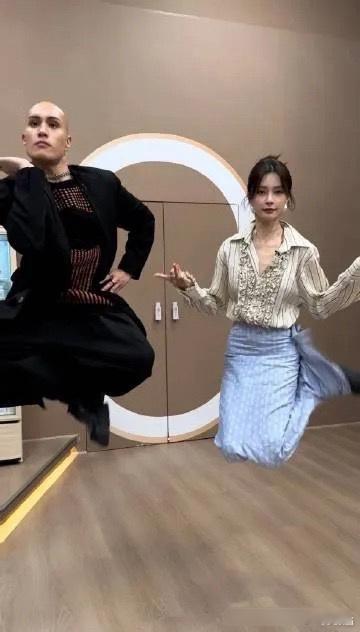 黄宣真的好抽象带着袁咏琳和沈梦辰一起悬浮 ​​​