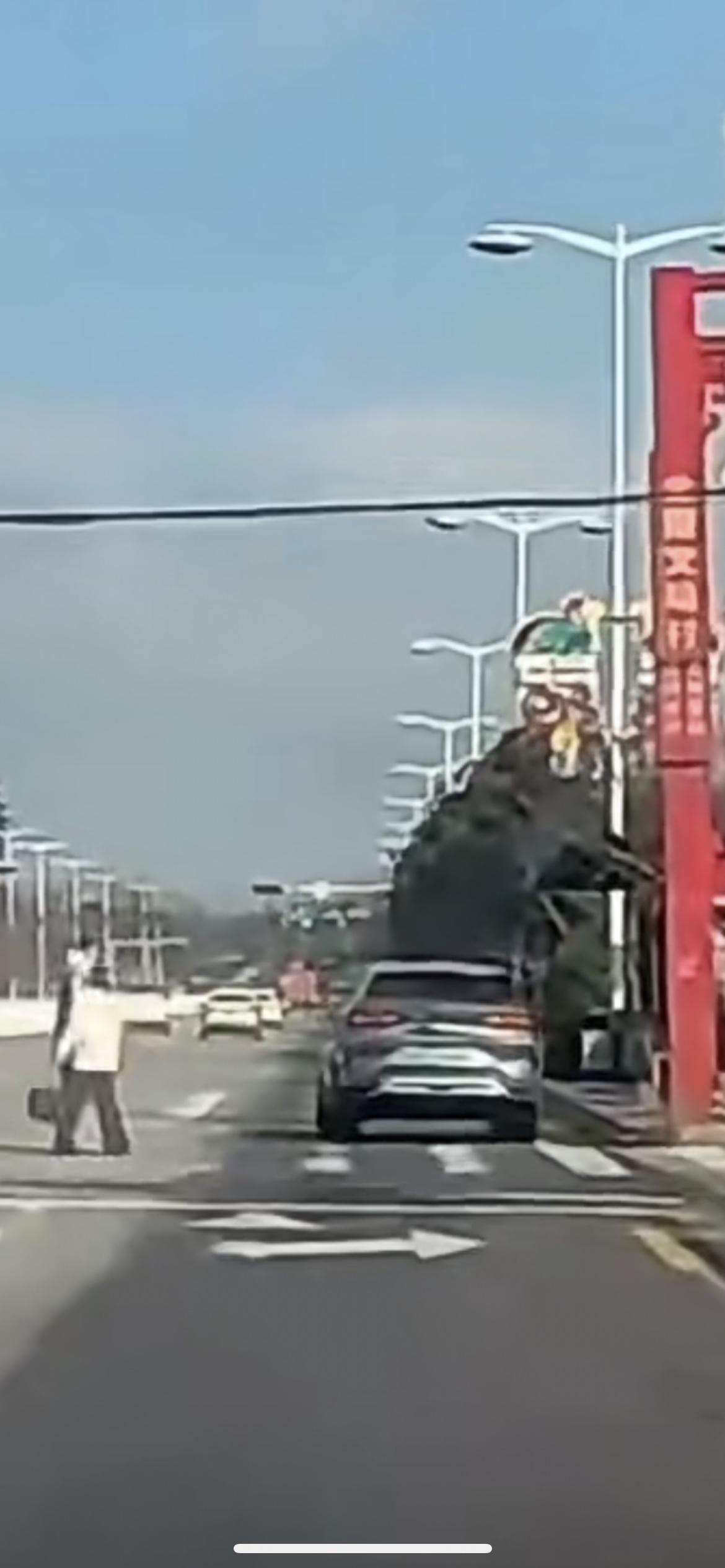 3月8日陕西。司机快过路口不减速险酿大祸，差点撞到怀抱幼儿的一家三口，司机急刹后