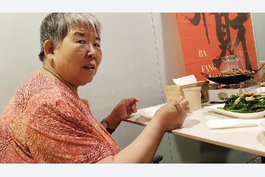 我姥姥一共生了七个儿女，四个儿子、三个闺女。老姨在家里排行老六，今年77岁，比我