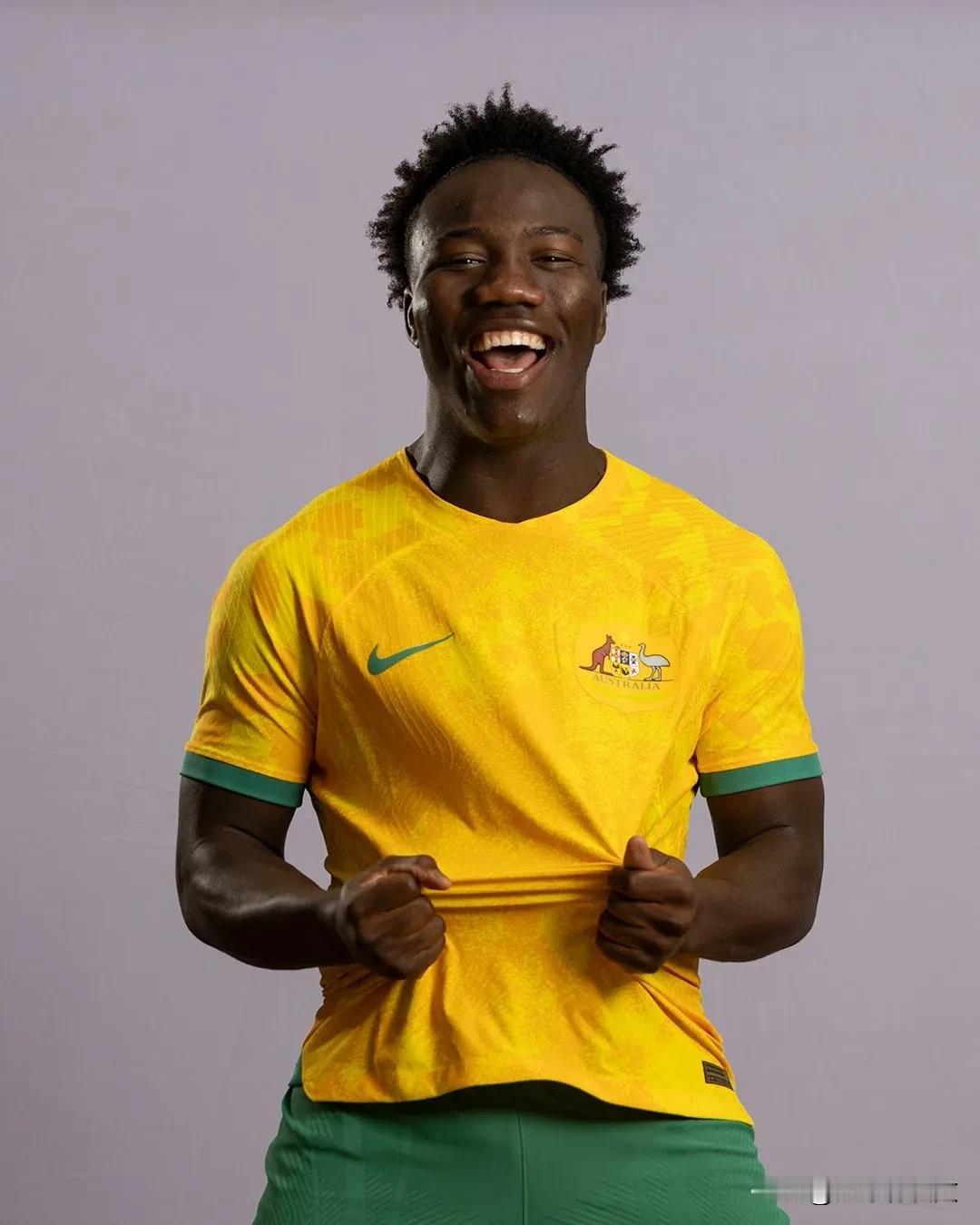 澳大利亚神童伊兰昆达终于迎来国家队首秀！
在澳大利亚与孟加拉国的预选赛第5轮的比