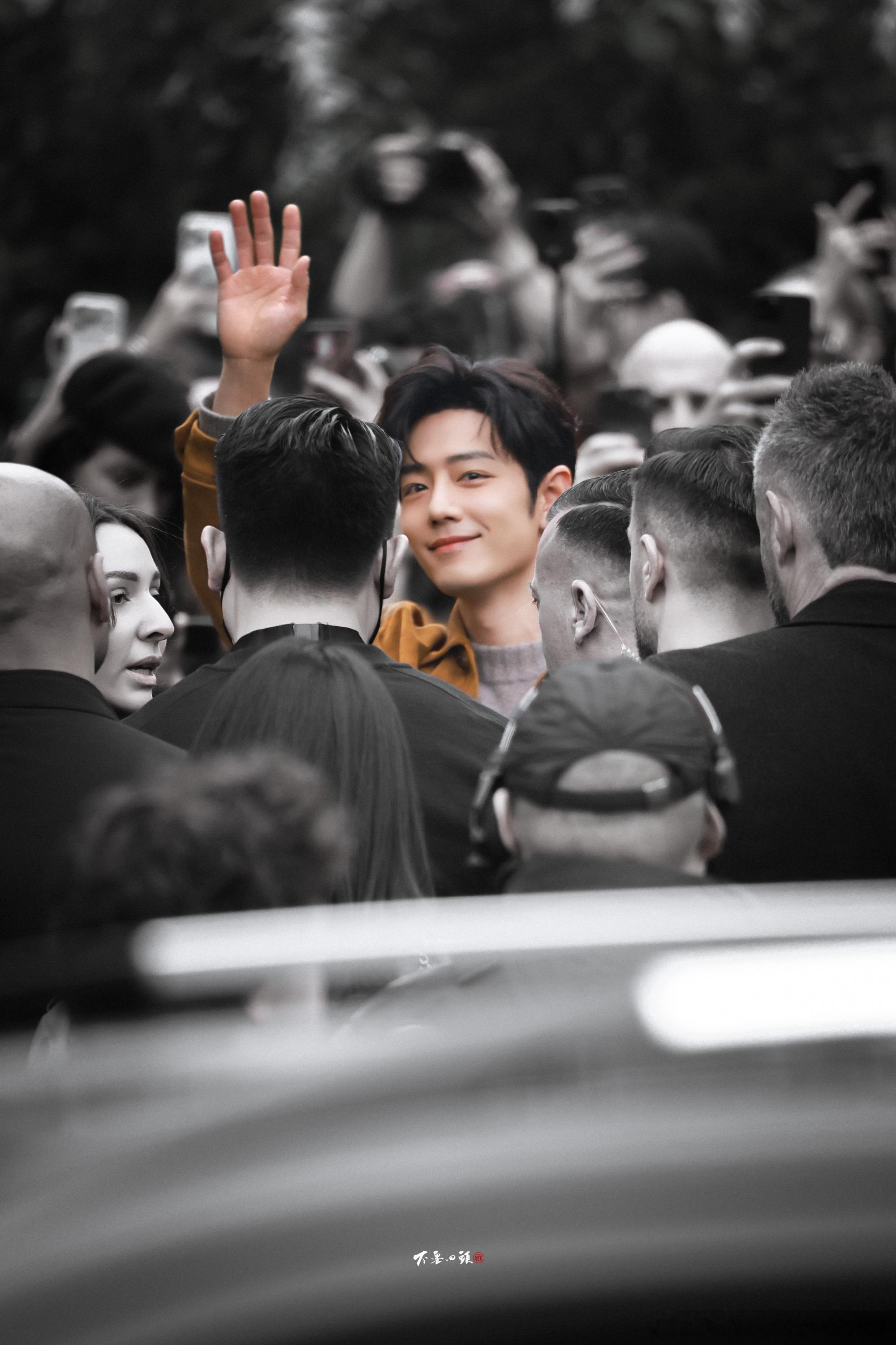 肖战肖战震惊TODS老爷爷的翻盖手机 就让人感觉彼此之间很亲切，就像家人般肖战米