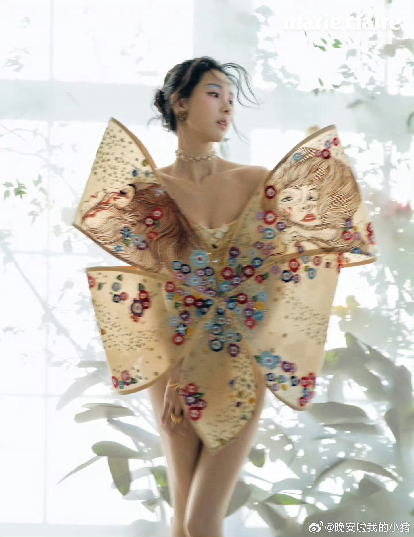 陈都灵海外嘉人封面大片造型，解锁首套高定，花蝴蝶🦋 