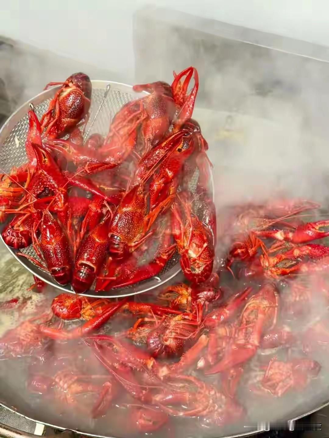 英国禁止将活龙虾直接投入沸水烹煮
英国煮龙虾政策 英国又整新活了，据外媒报道，英