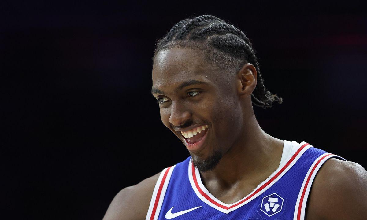 马克西，这个疯跑不知疲倦的小伙子，硬是在76人新赛季里，把“球队当家”这个词给玩