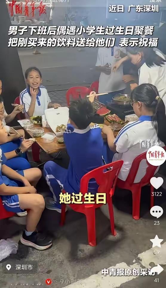 很多人看完这件小事，心里瞬间一酸。
谁小时候没有过这样小心翼翼的渴望？看着好吃好