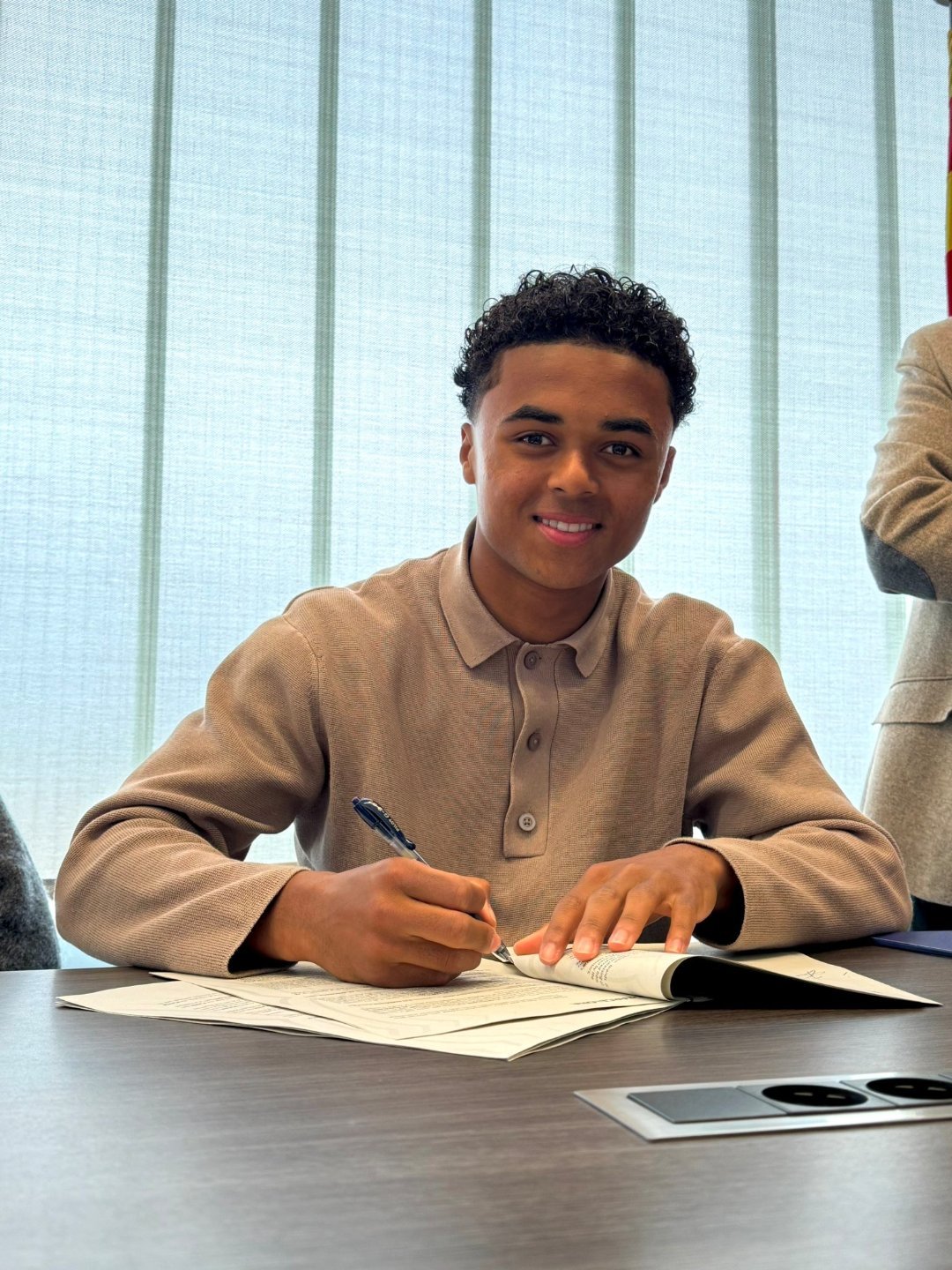 官方：肖恩-克鲁伊维特续约至2028年。👏🏻👏🏻👏🏻👏🏻巴萨至死