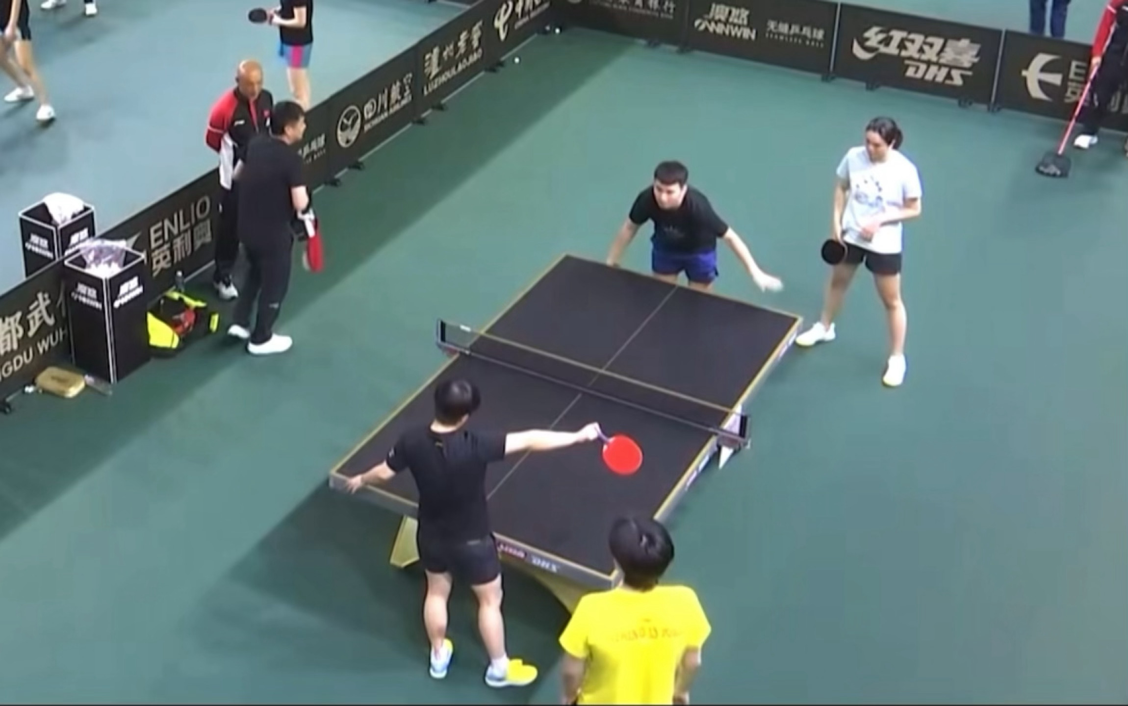 妹妹猜球好可爱啊 三岁吧猜错了还笑着看哥哥一眼 