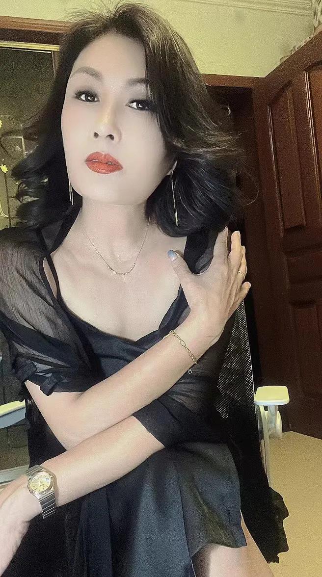 风韵美阿姨
成熟美丽阿姨的波浪卷发更显知性韵味魅力，不管是黑色还是红色的睡衣都是