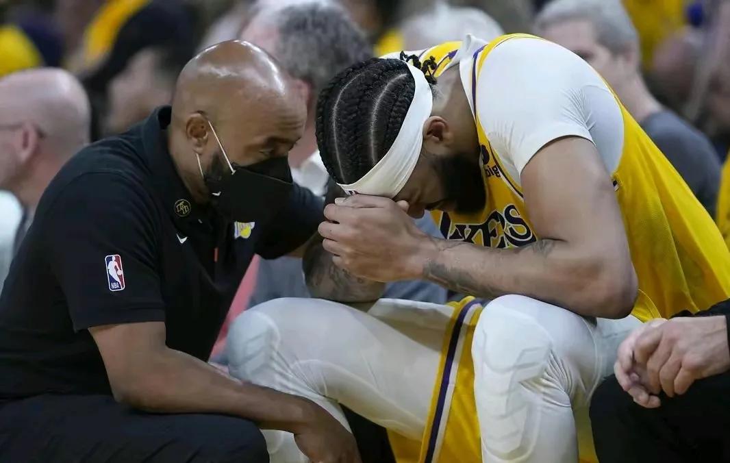 打不过小萨！队记：哪怕湖人能签一个NBA级别中锋 浓眉也会好很多。浓眉就是个大前