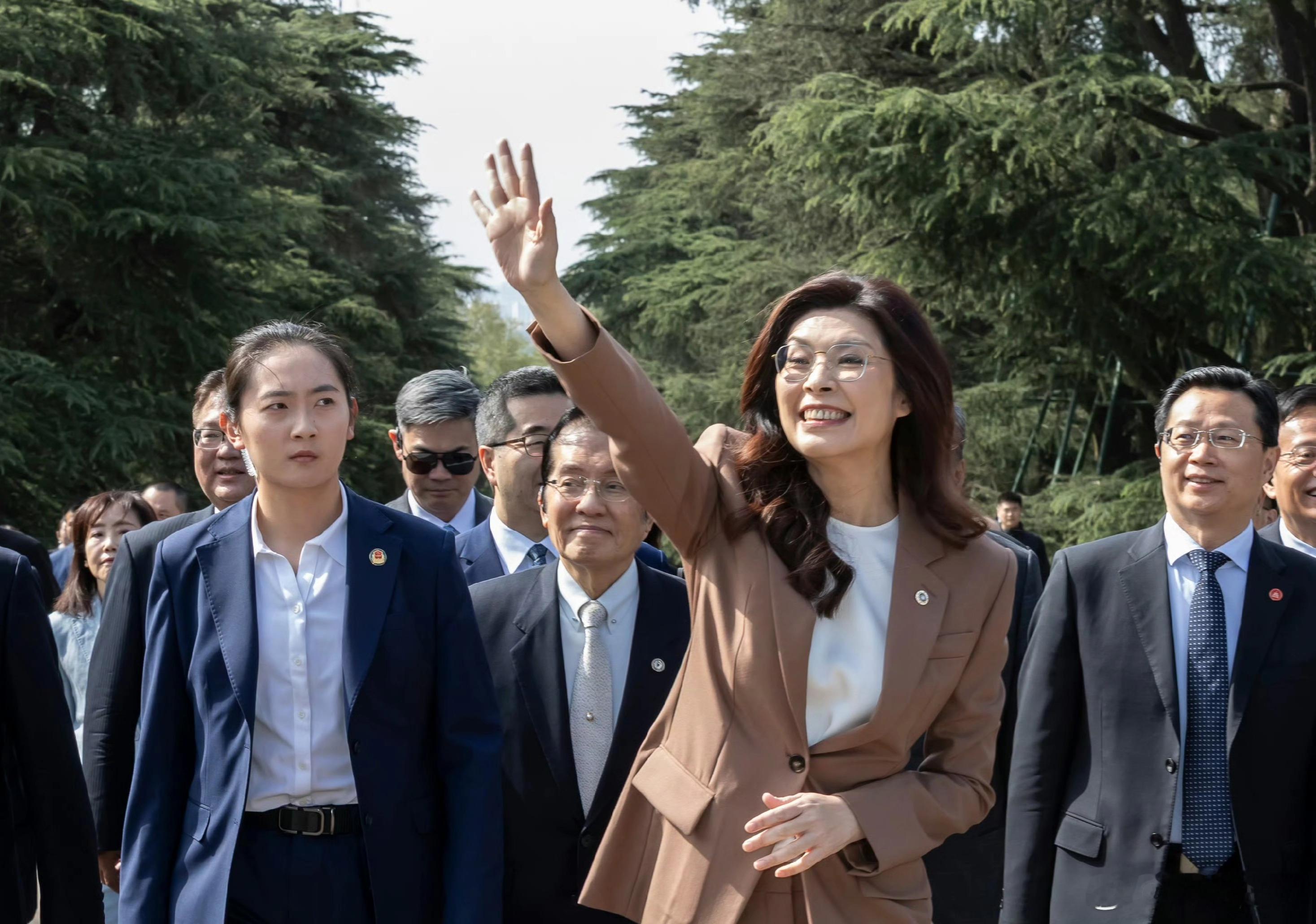 郑丽文认为两岸没有马上统一的成熟条件，她以欧盟整合为例，主张应循序渐进统一。她说