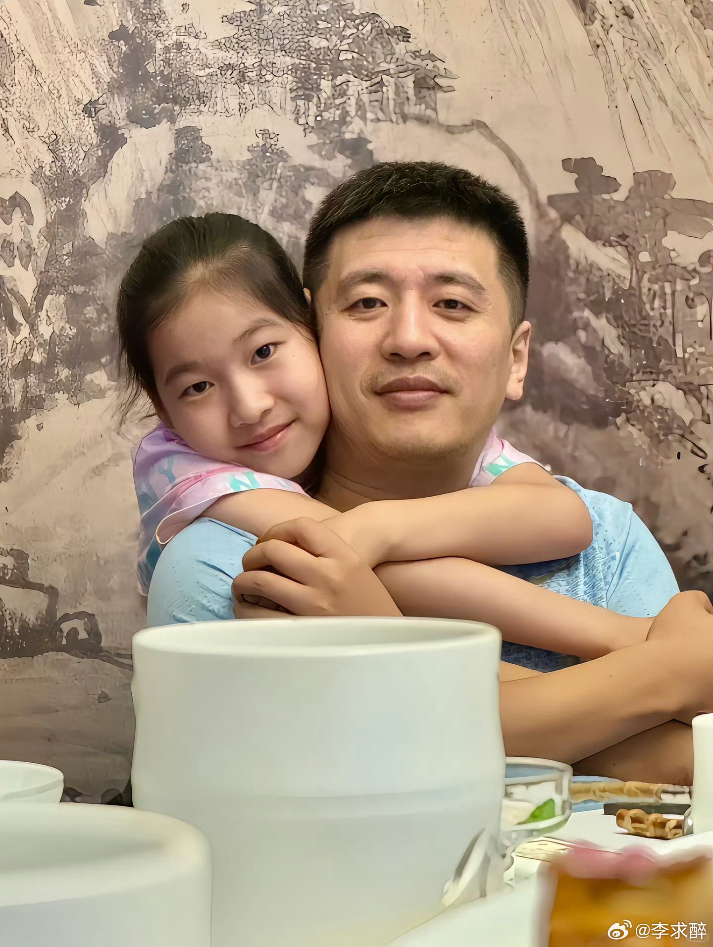 要说张雪峰心里最牵挂、最放不下的，无疑就是他的女儿了。作为家中独女，孩子出生在2