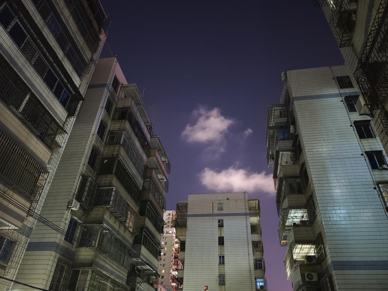 很多人总把期待寄托于远方，总觉得幸福、圆满、想要的生活，都在遥不可及的未来。
总