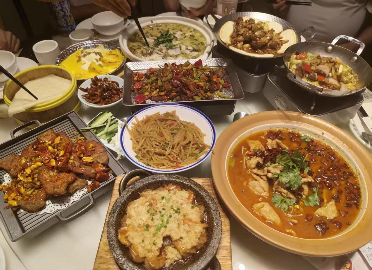 "晚风吹人醒，万事藏于心，世间的温柔，记得给自己留一份，在这路遥马急的人间，好好