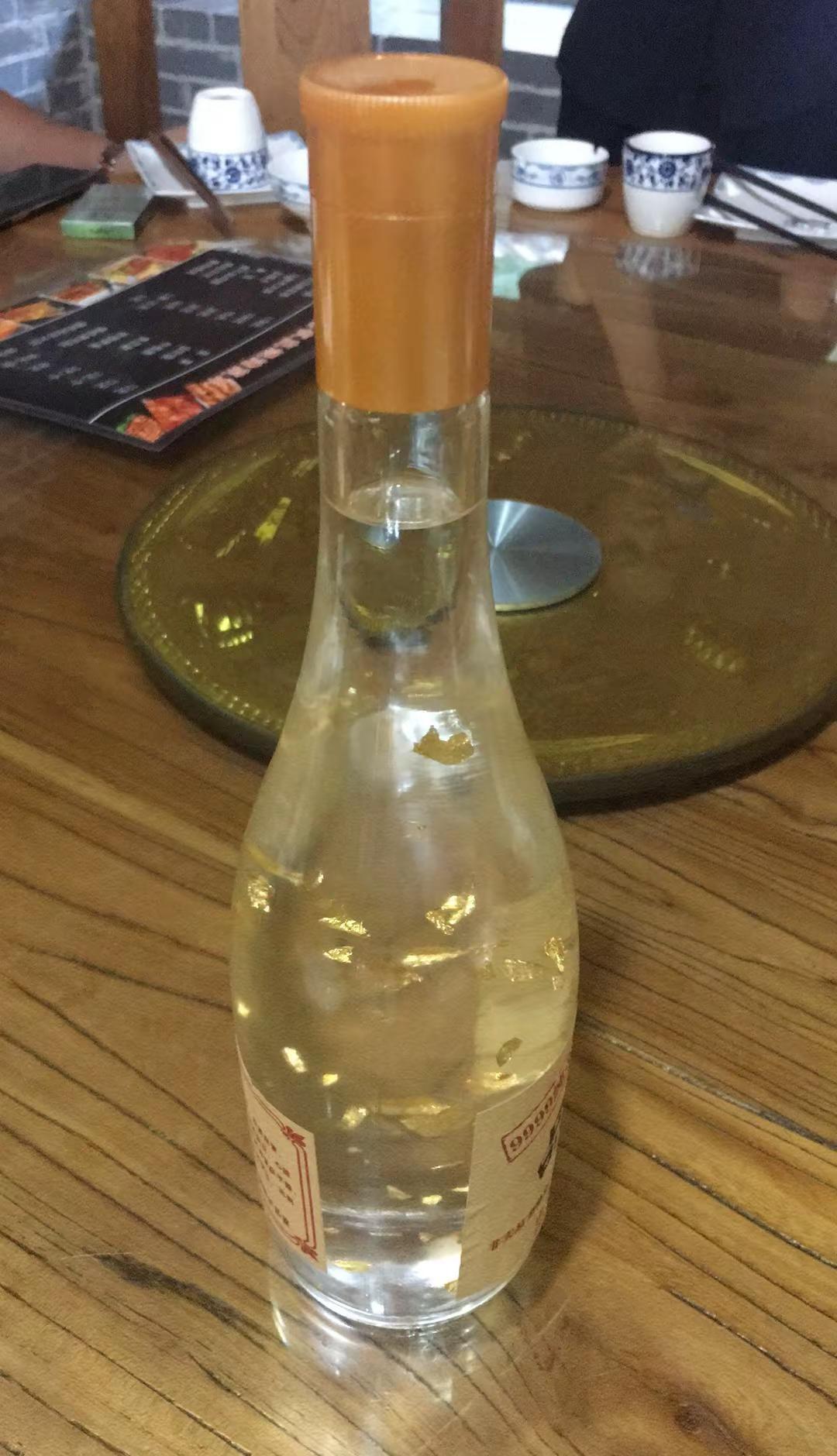 淡淡胭脂遮住了思绪小酌几杯却有醉意