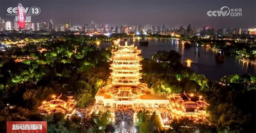 假日经济点燃消费热潮人山人海，是活力中国的生动注脚；消费热潮，是内需潜力的集中释