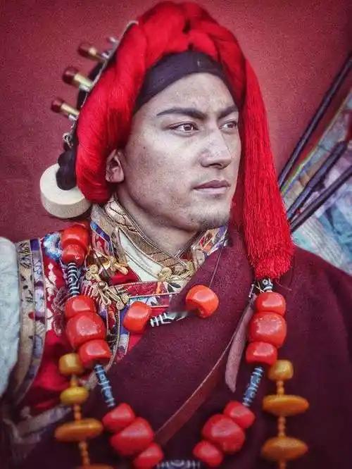 您知道或见过康巴汉子长相特点和性格特征吗？在云川青藏旅游，康巴汉子英俊、高大、健
