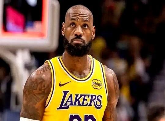 仨老头同一天打球，结果热搜还是老詹。
 
湖人主场被黄蜂干成117-135，他2