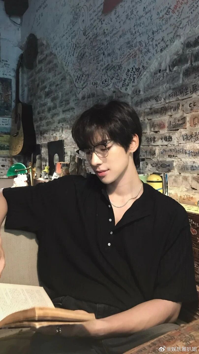 曝颜安私生活混乱不关注艺人私生活！只知道颜安未来可期，路还长！慢慢走呗！ 