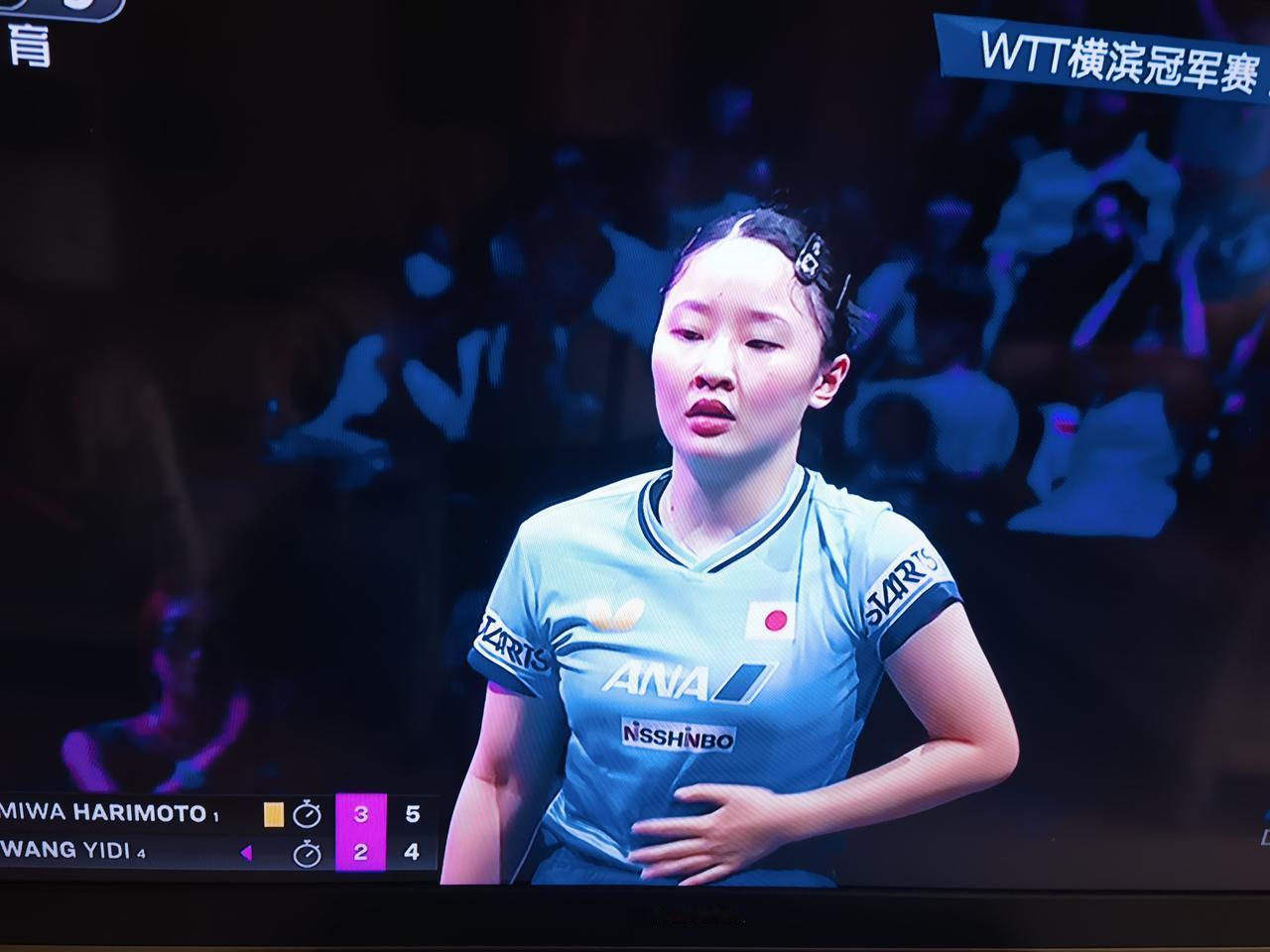 张本美和也吃了一张黄牌
王艺迪和张本美和争夺决赛资格。
鏖战到第五局，打到5：4