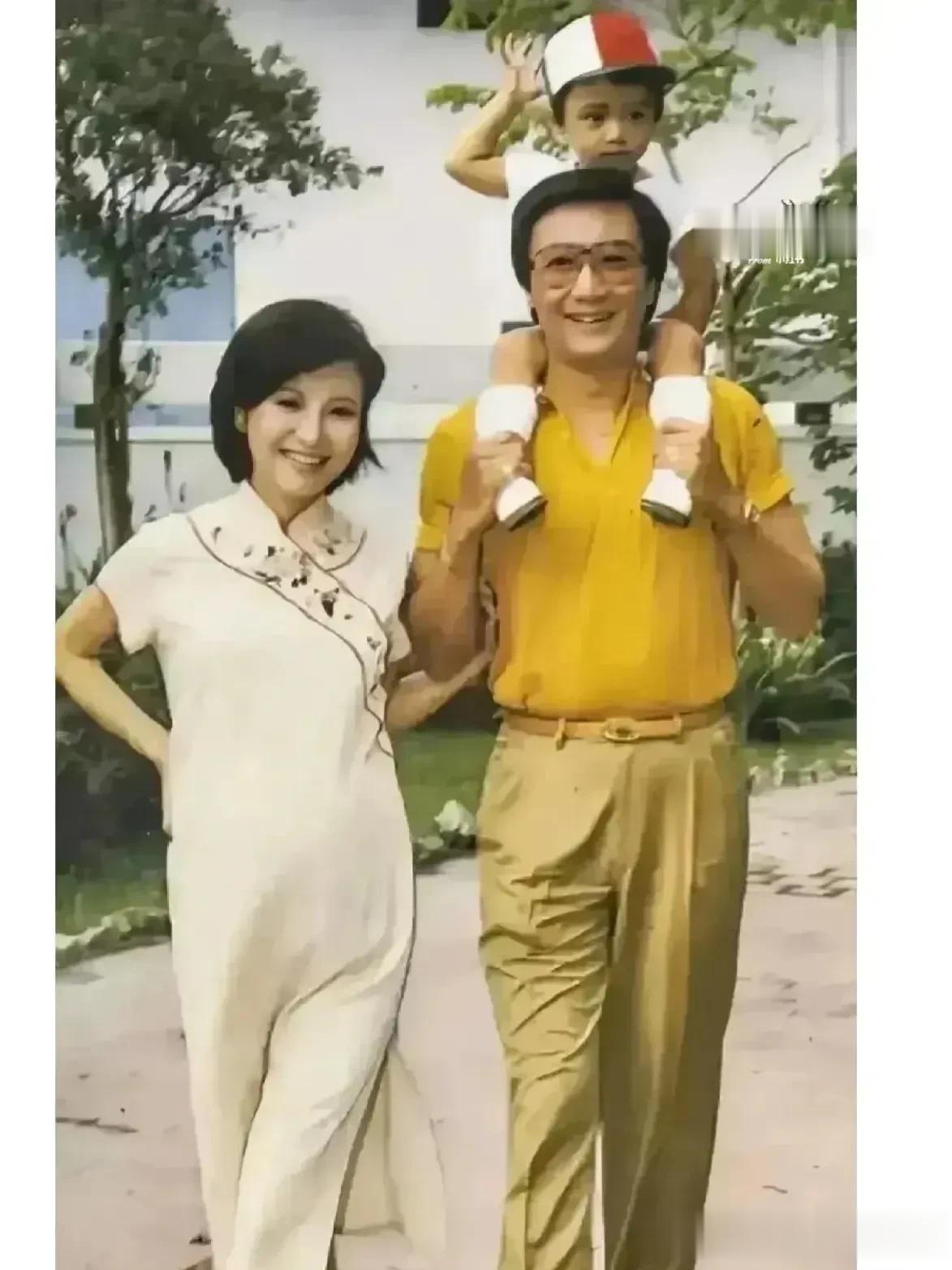 1982年，2岁的谢霆锋与他45岁的爸爸谢贤和31岁的妈妈狄波拉合影。

小时候