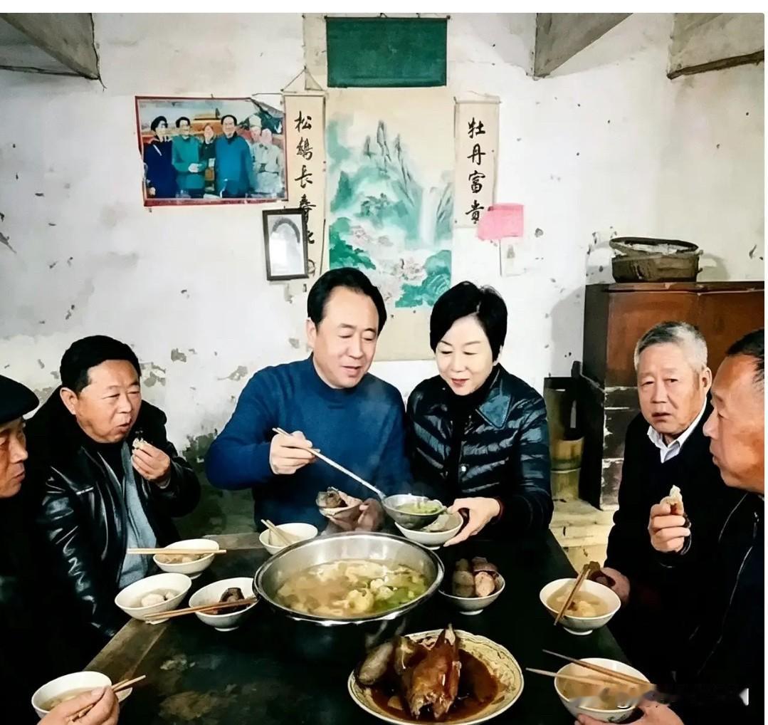 许家印当年回河南太康老家吃疙瘩汤，为妻盛饭的一张留影。当时满是烟火气与低调，满屋