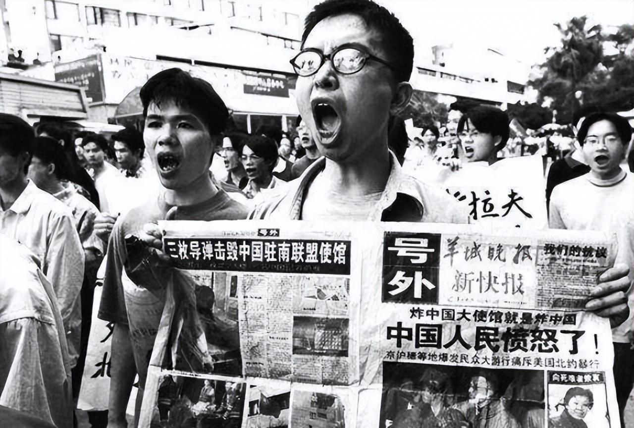 1999 年 5 月，美国战机发射的导弹精准击中中国驻南联盟大使馆，造成三名记者