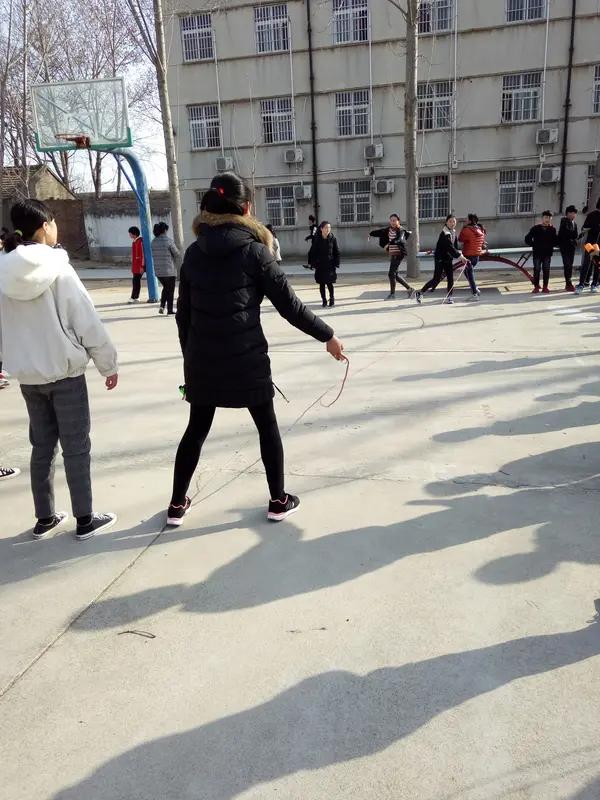 小时候最快乐的事儿，当属和小伙伴们一起在巷子里疯玩。那时候，跳皮筋、踢毽子、丢沙