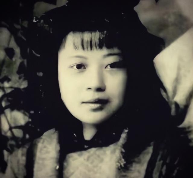 1945年，日军轮奸了黄美英，紧接着在她的下身灌入辣椒水，还割去了她的双眼和双乳