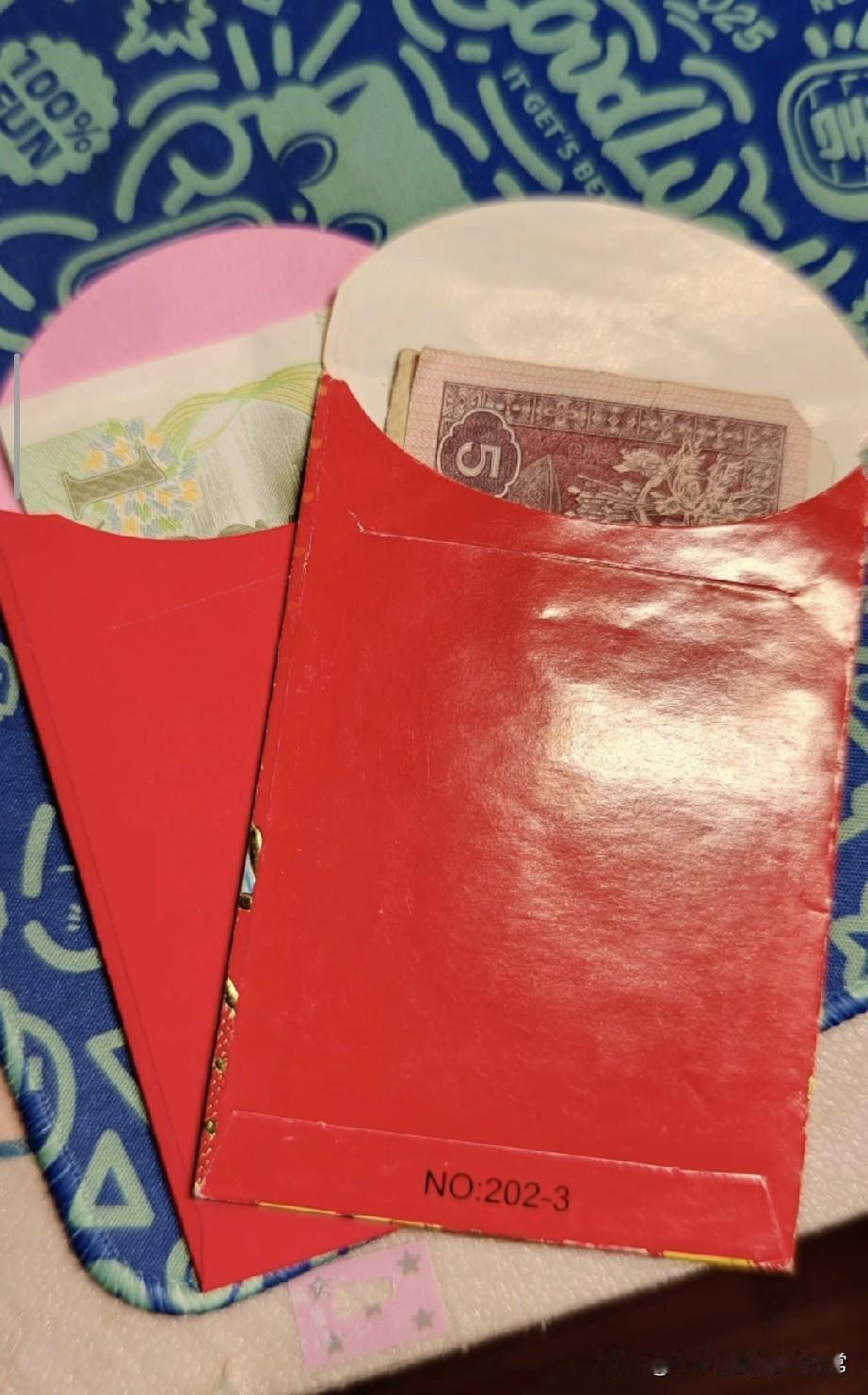 广东利是有多“迷你”
女儿乡下拜年，掏出5毛我看愣了🤣
 
一直知道广东利是主