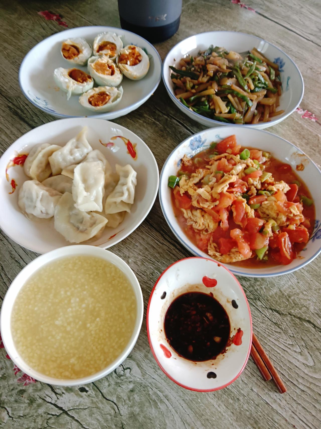 一个人的饭菜
也不能糊弄
至少也要对得起自己
这100来斤才行
[捂脸][捂脸]