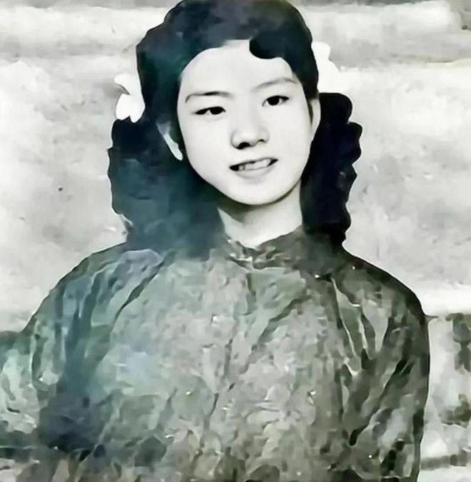 1949年，军统特务毛森抓到了一个交际花小姐，在审讯期间，毛森扒下她的衣服，露出