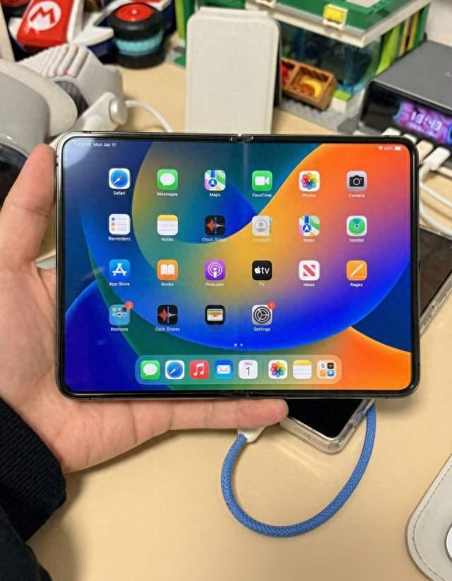 iPhone Ultra 重磅登场：苹果首款折叠屏，七年等待重塑旗舰天花板