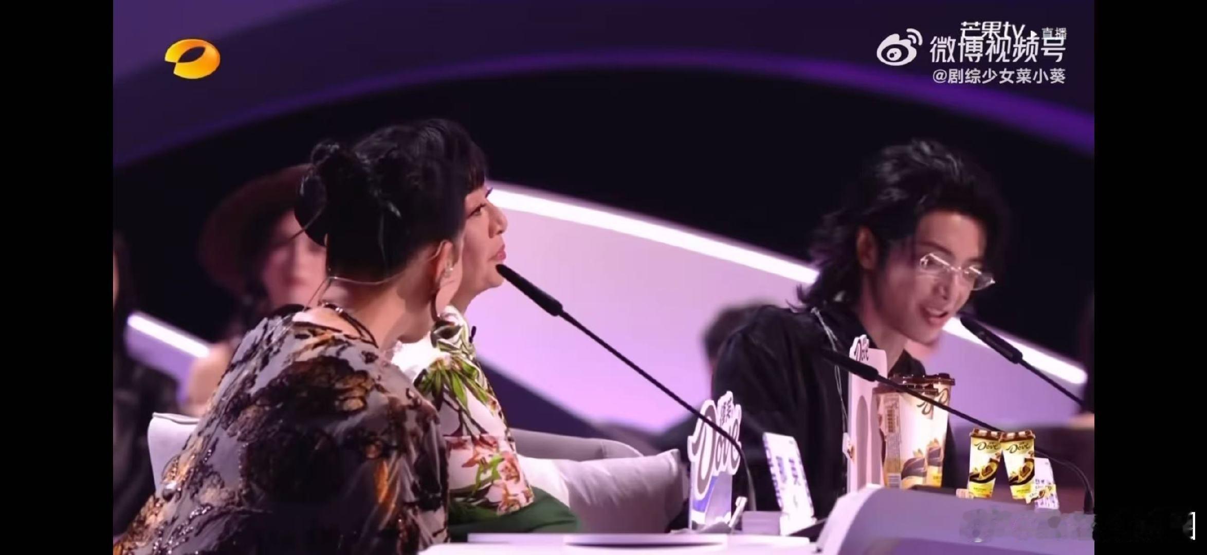 声鸣远扬直播名场面，那英华晨宇各投一方，殷秀梅微笑弃权当和平鸽 