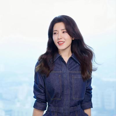 她是两百年难遇的美人，靠美貌“征服”无数男人，如今49岁了，孑然一身，孤孤单单，