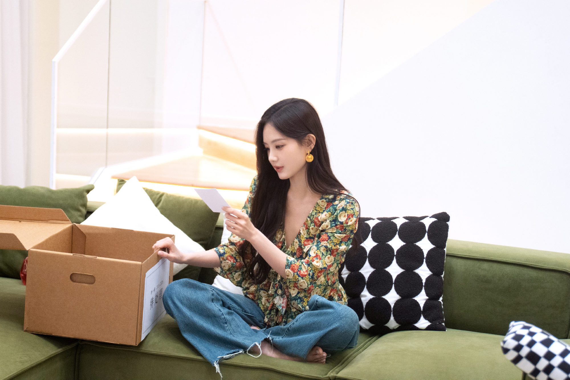 李一桐十年在剧组待了400万分钟李一桐独处的小猫哲学十年四百多万分钟全都交给拍戏