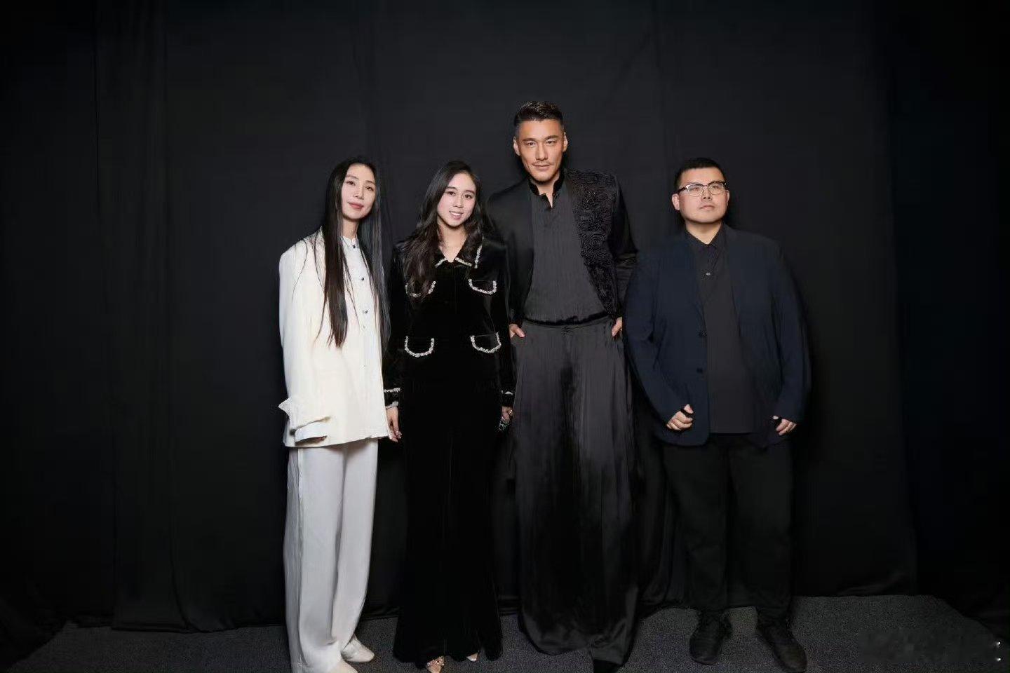 胡兵和赌王女儿们同框 岁月从不败美人！胡兵54岁状态依旧能打，何超琼63岁从容优